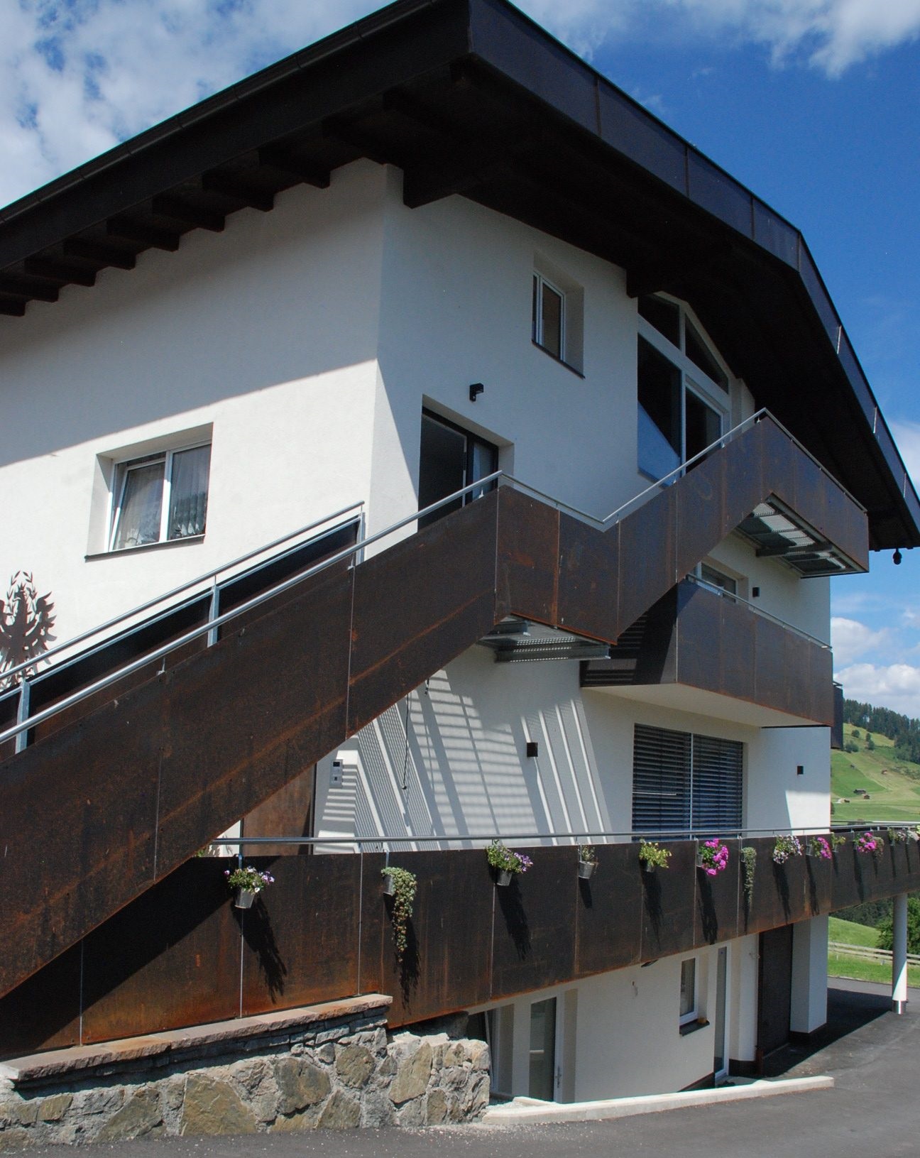 Tyrolhaus im Sommer