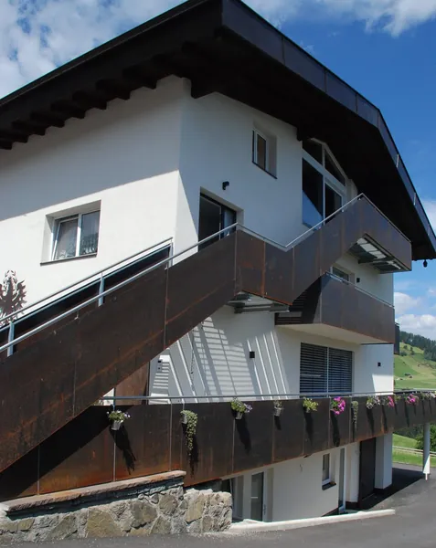 Tyrolhaus in Grinzens im Sommer
